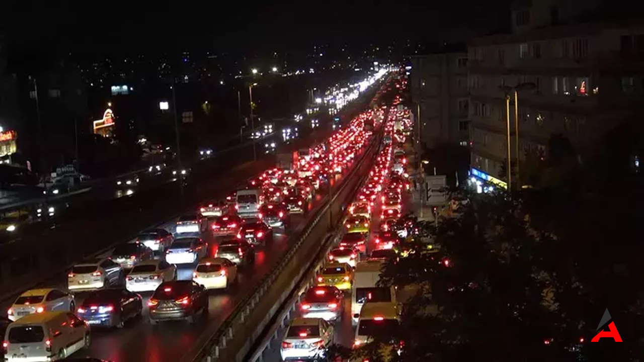 avcilarda-zincirleme-trafik-kazasi-bir-yarali-ve-yogun-trafik.png