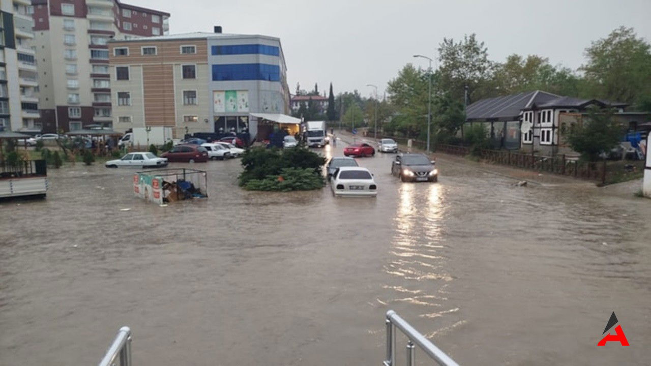 sinop-boyabatta-siddetli-yagis-trafikte-kaosa-neden-olduaraclar-yolda-kaldi.jpg