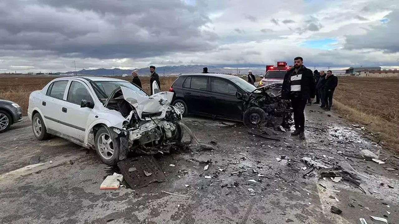 Afyon’da İki Otomobil Çarpıştı Acı Bilanço 2 Ölü, 3 Yaralı