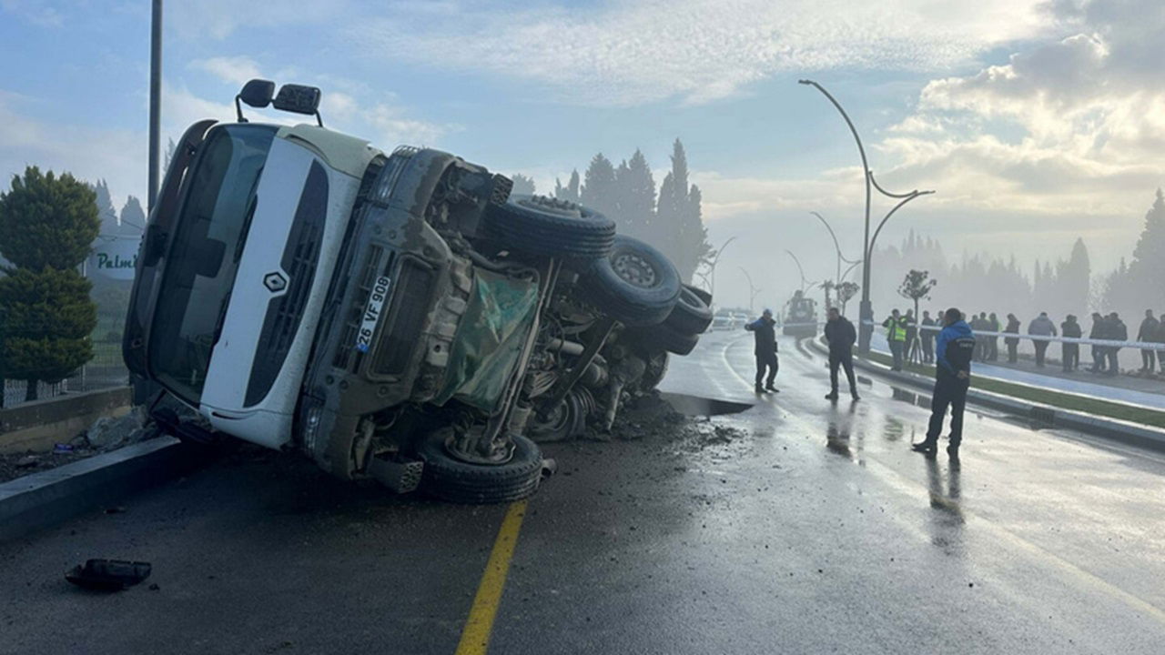 Edremit'te Yol Çöktü, Kamyon Devrildi!