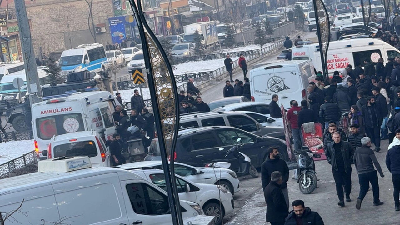 Hakkari’de Sokak Ortasında Bıçaklı Kavga1’i Kadın 3 Yaralı1