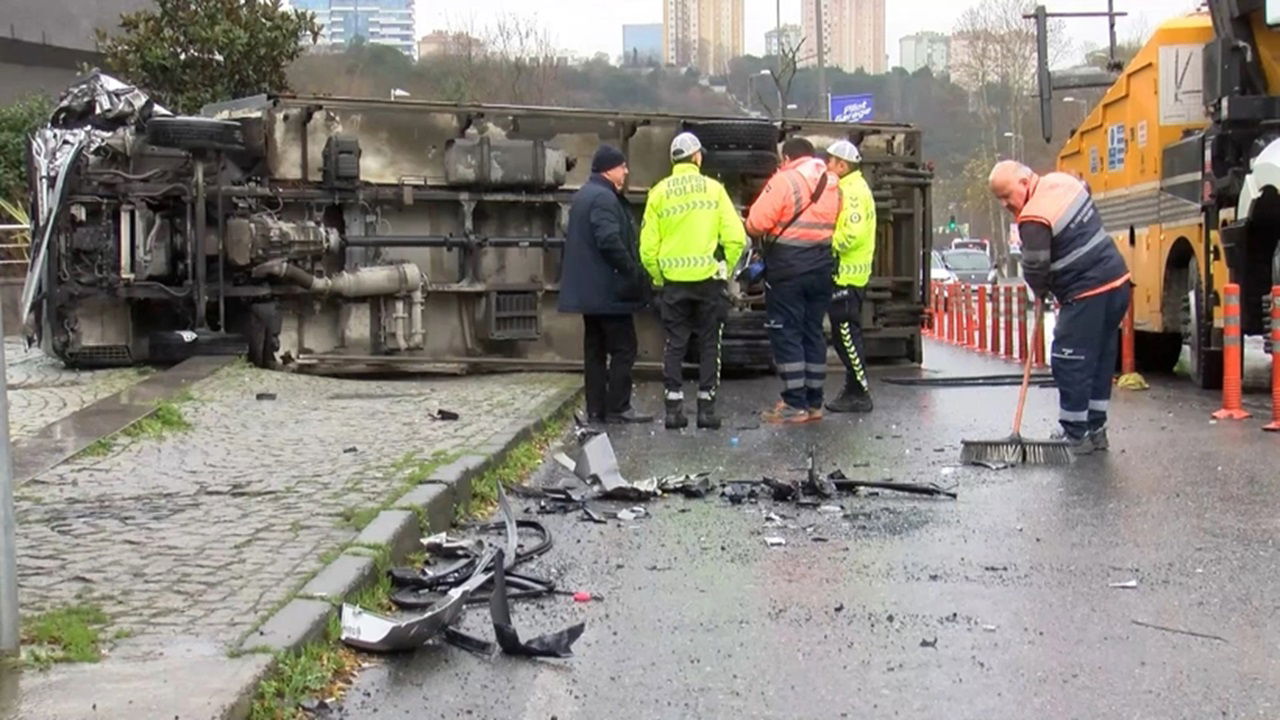 Sarıyer’de Trafik KazasıKamyon Yokuşta Kontrolden Çıktı, 3 Kişi Yaralandı